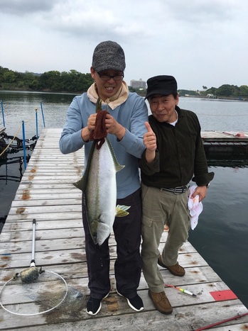 田中店長と西さんとブリ.jpgのサムネール画像