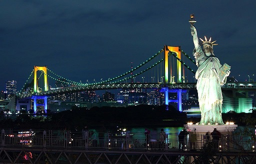 Rainbow_Bridge_(Tokyo)_at_night_2.JPG