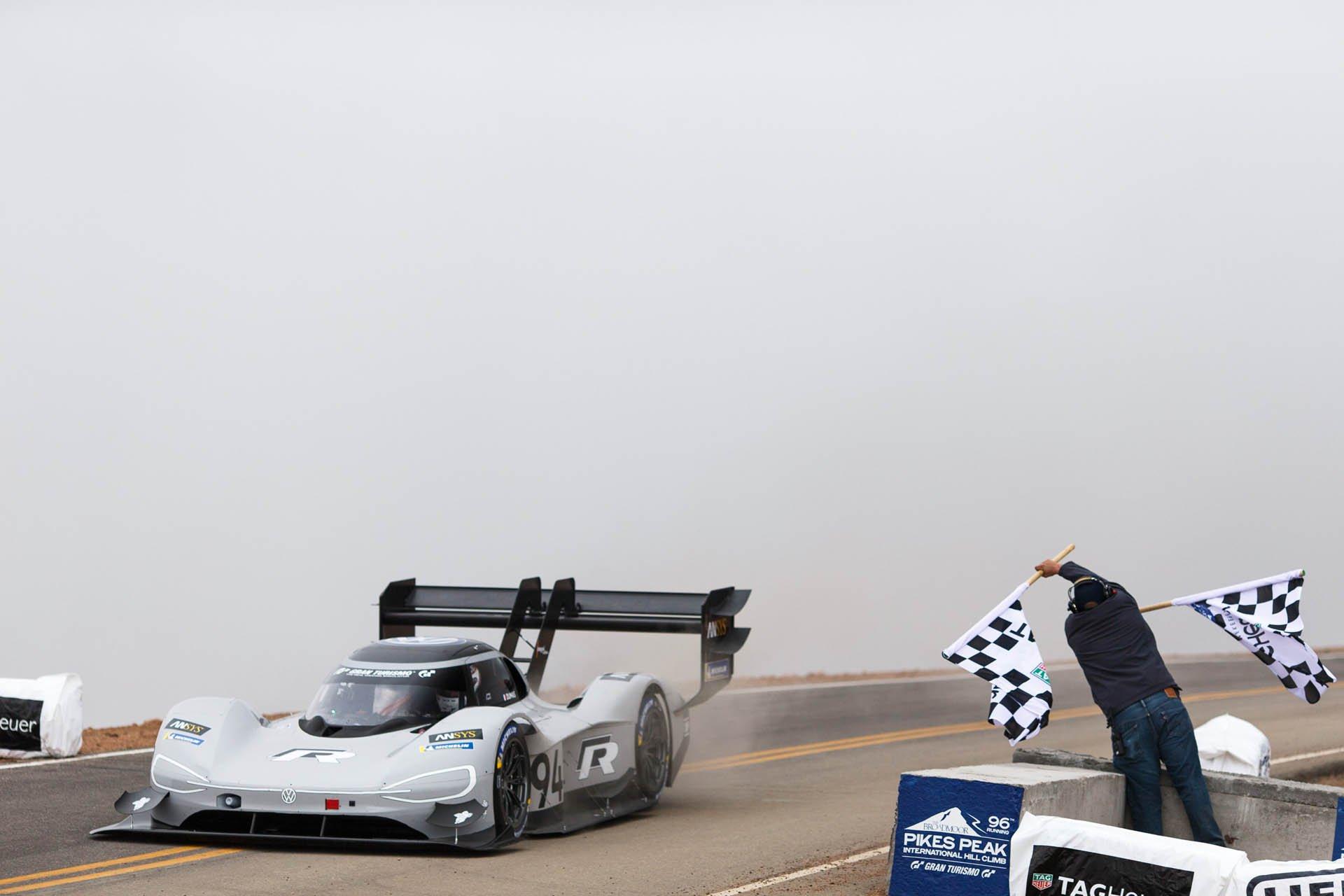 23be14a3-vw-id-r-pikes-peak-record-02.jpg