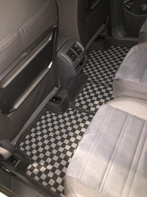 チェックtouran後部座席.JPG