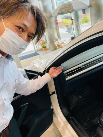 展示車アルテオンと齊藤さん.jpg