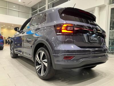 T-CROSS R-LINE 斜め後方.jpg